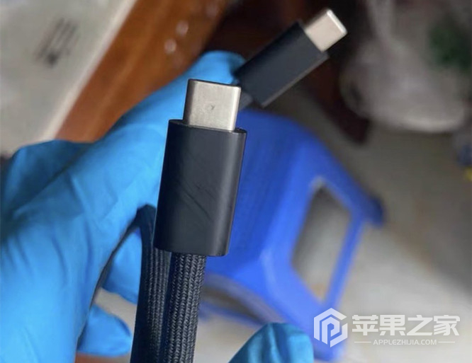 iPhone 15 Pro数据线曝光，这真的不是排插线吗？